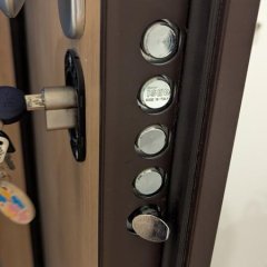 Porta de segurança com o novo cilindro de fechadura.