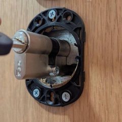 Início da substituição do cilindro da fechadura.