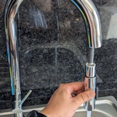 As ligações da torneira antiga, antes da intervenção.