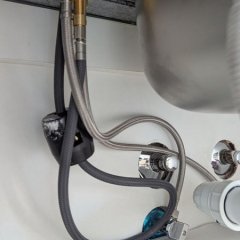 A torneira antiga, pronta para ser substituída.