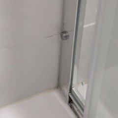 O silicone antigo, infestado de bolor.