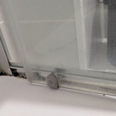 O silicone antigo, infestado de bolor.