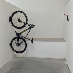 Espaço otimizado com bicicleta suspensa.