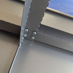 Detalhe do canto com parafusos