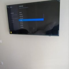 Samsung na sala — suporte giratório, fixação com buchas químicas