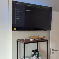 TV acima da estante — instalação concluída