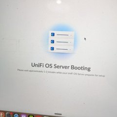 A iniciar o servidor UniFi OS para a configuração da rede.
