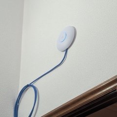Um dos pontos de acesso UniFi estrategicamente colocado.