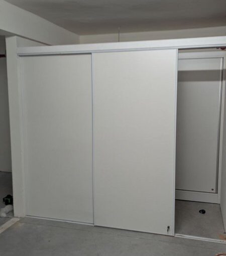 Instalação de Portas de Correr para Arrumação em Garagem