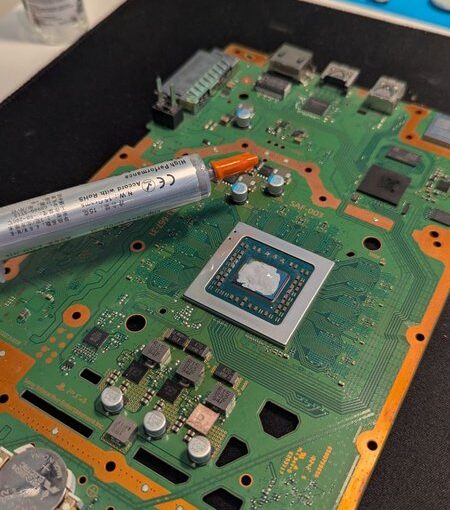 Limpeza e Substituição de Pasta Térmica em PlayStation 4 em Gaia